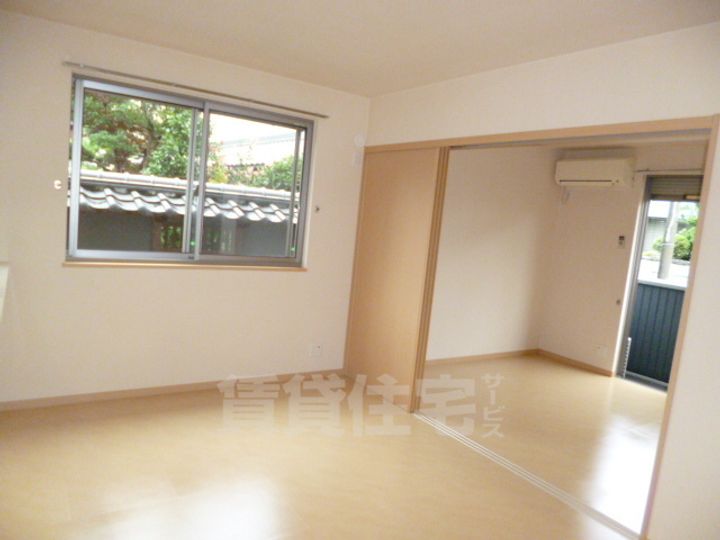 大阪府茨木市上野町の賃貸アパートの居間