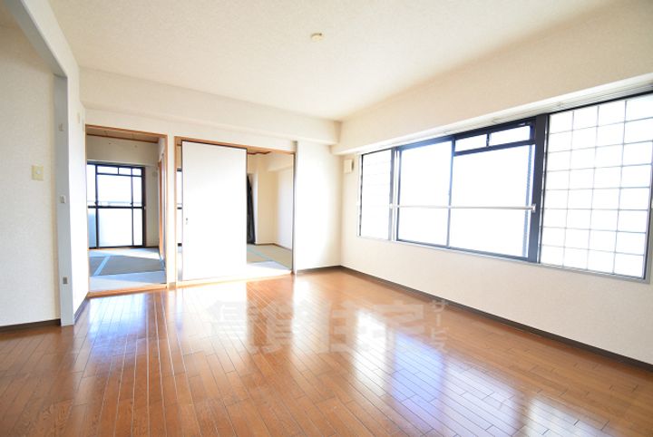 大阪府茨木市蔵垣内3丁目の賃貸マンションの居間