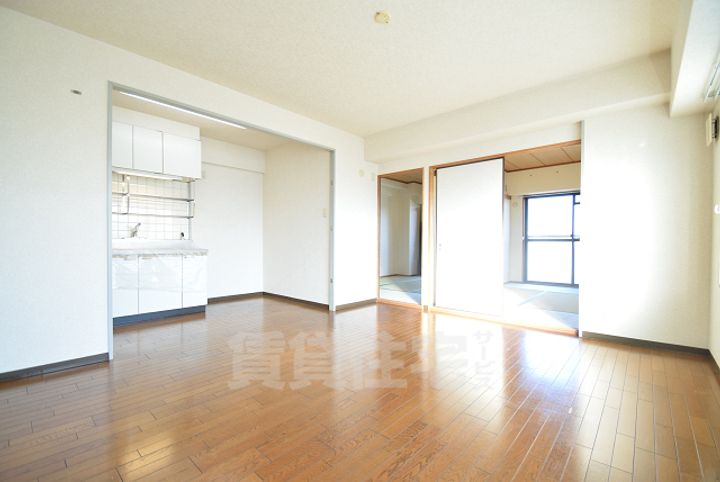 大阪府茨木市蔵垣内3丁目の賃貸マンションの居間