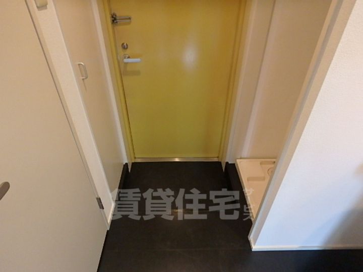 モノコモド御前A棟の玄関