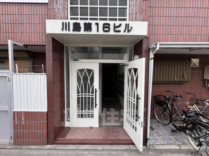 川島第16ビルの玄関