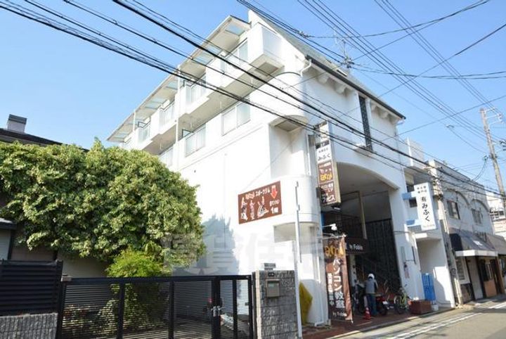 ワイエムケイマンションの外観