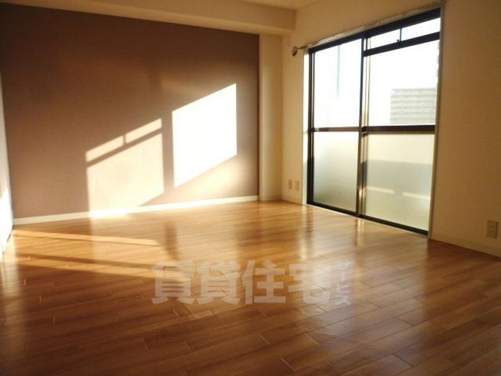 大阪府茨木市三島丘2丁目の賃貸マンションの居間