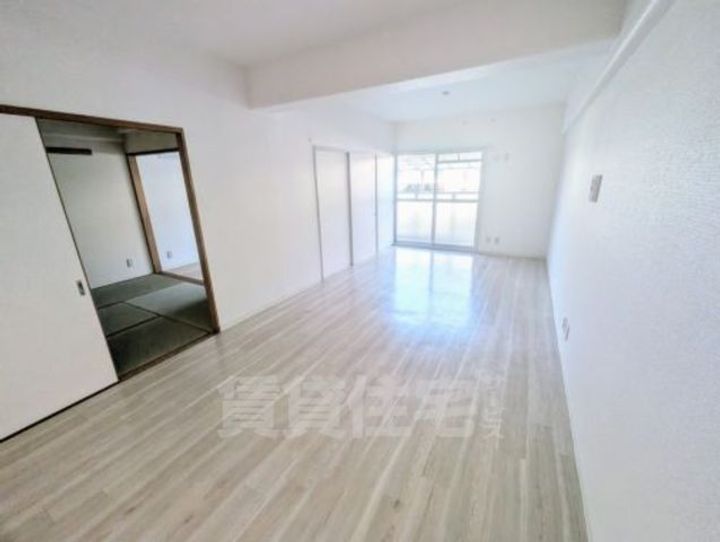 大阪府茨木市橋の内1丁目の賃貸マンションの居間