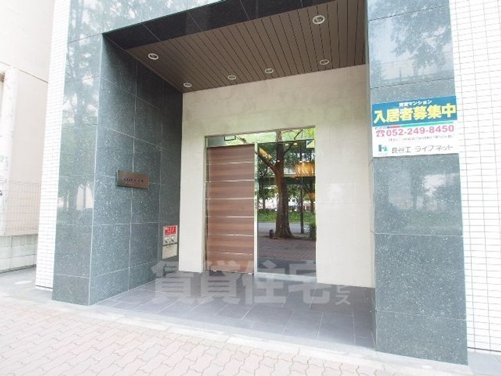 グラヴィス鶴舞の玄関