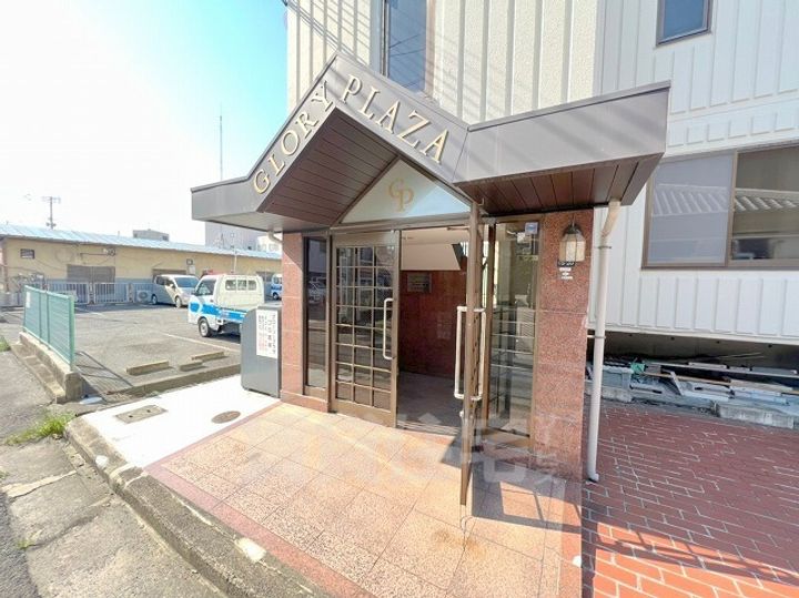 グローリープラザマンションの玄関
