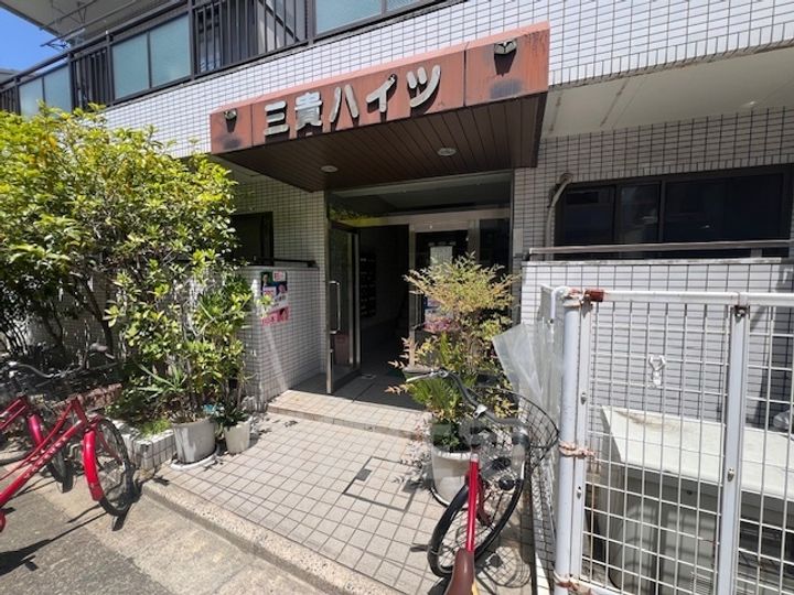 三貴ハイツの玄関