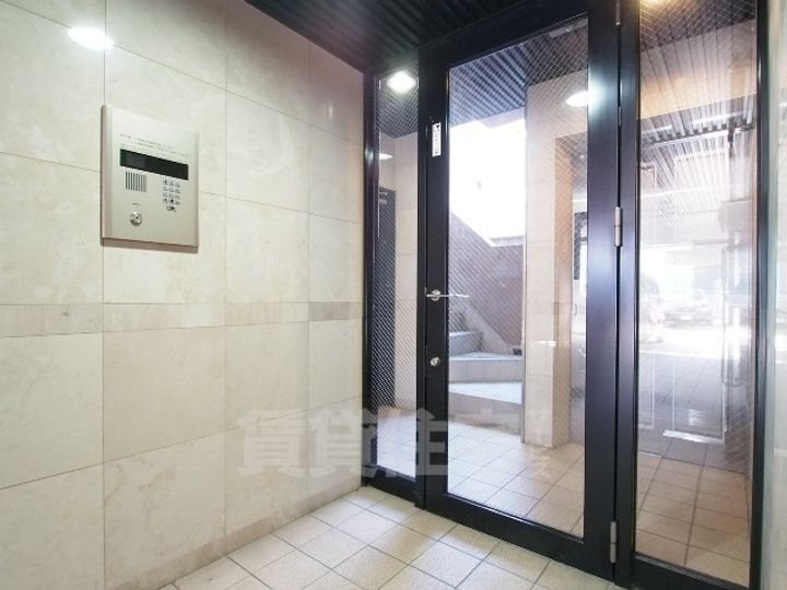 三高ANNEX BLDの玄関