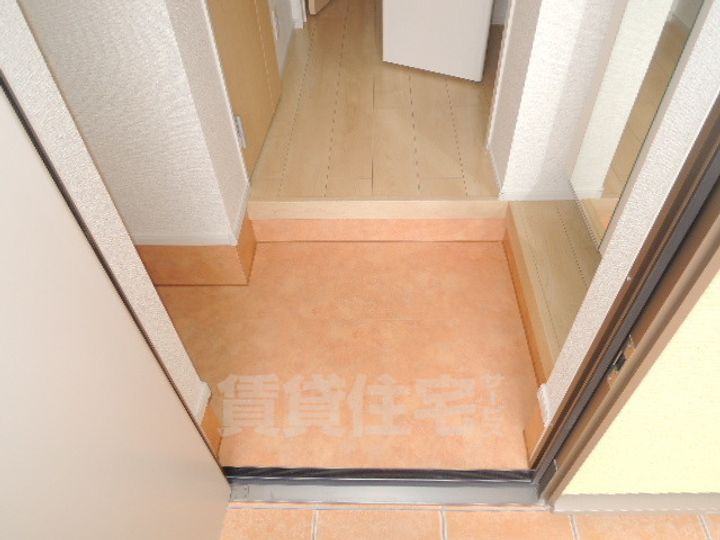 大阪府堺市西区鳳東町3丁の賃貸アパートの玄関