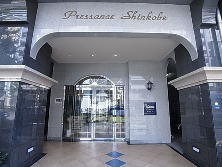 プレサンス新神戸の玄関