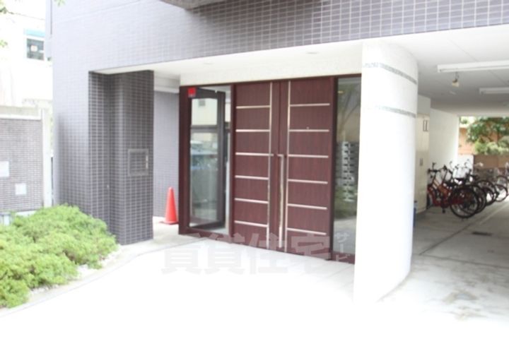 大阪府大阪市淀川区十三東3丁目の賃貸マンションの玄関