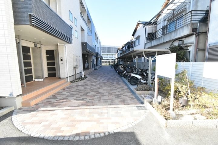 大阪府和泉市富秋町1丁目の賃貸アパートの玄関