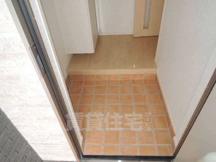 大阪府和泉市富秋町1丁目の賃貸アパートの玄関
