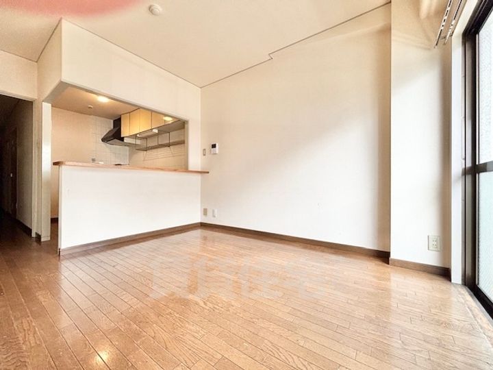 大阪府茨木市東太田1丁目の賃貸マンションの居間