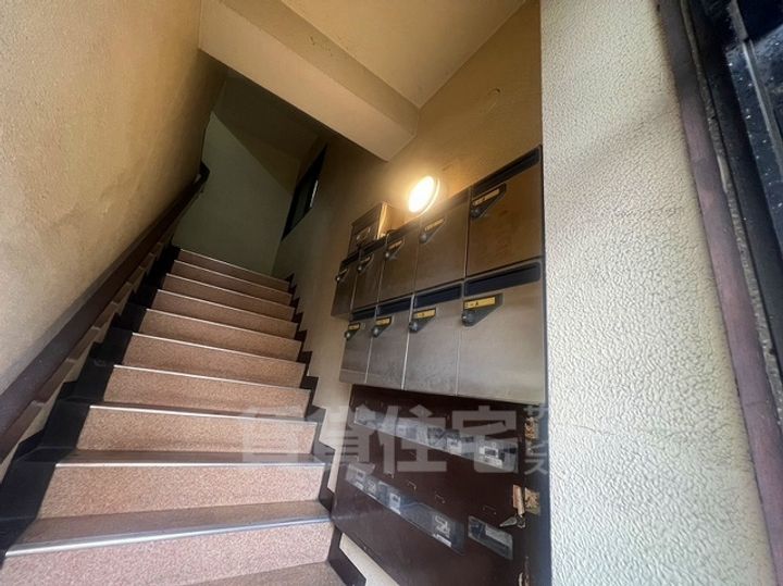 すみれビルの玄関