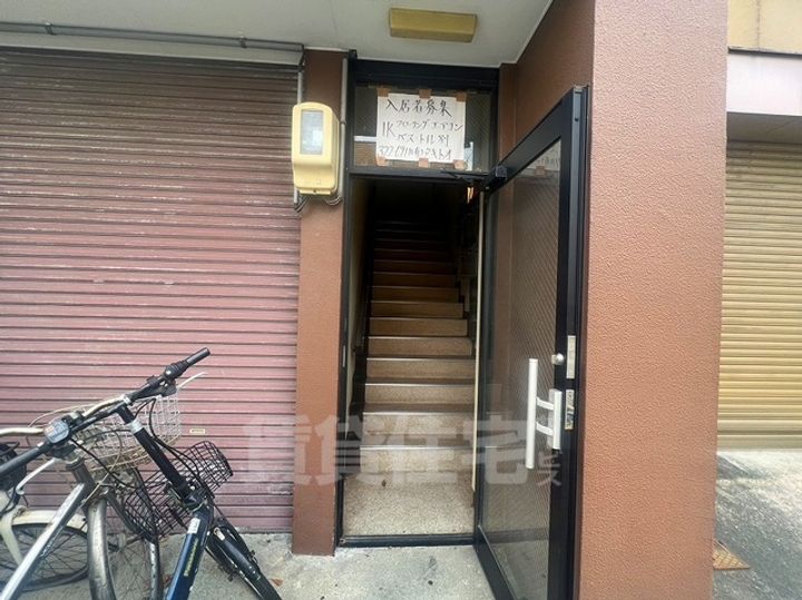 すみれビルの玄関