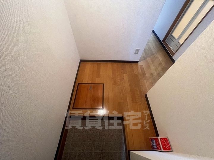 すみれビルの玄関