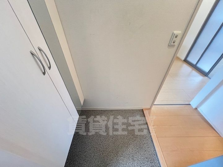 大阪府泉大津市東港町の賃貸アパートの玄関