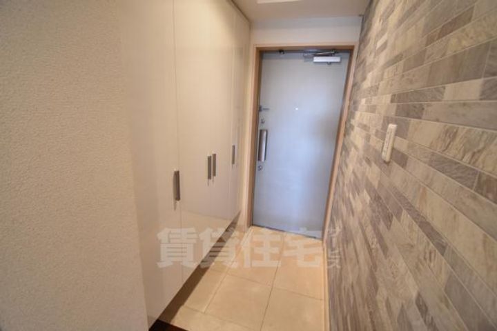 大阪府堺市西区鳳西町1丁の賃貸マンションの玄関