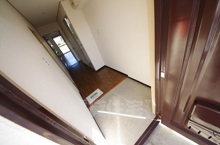 ナカトミサニーハイツの玄関