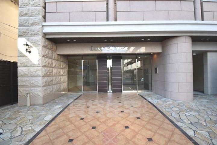 Luxe尼崎WESTの玄関