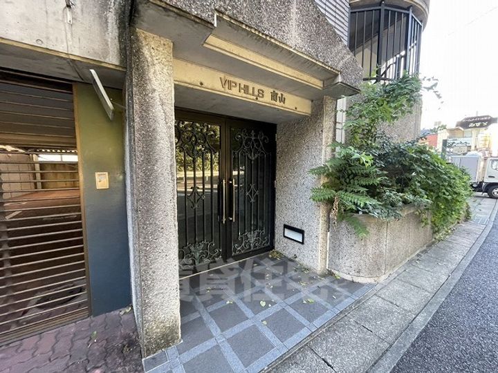 VIP HILLS 南山の玄関
