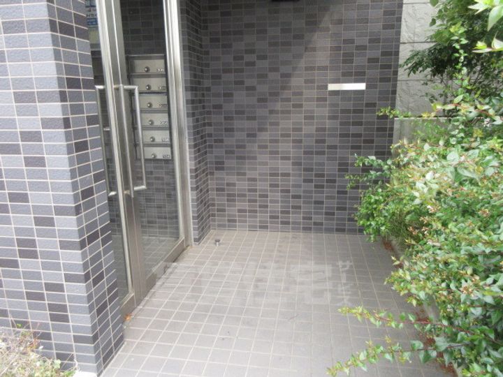 大阪府堺市西区浜寺石津町中1丁の賃貸マンションの玄関