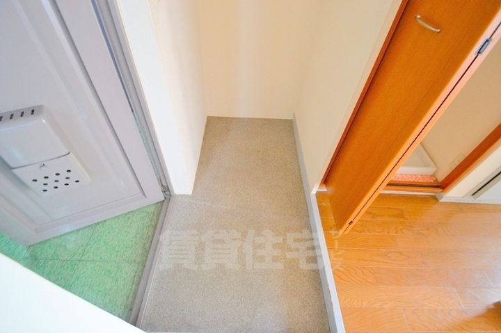 山内ビルの玄関