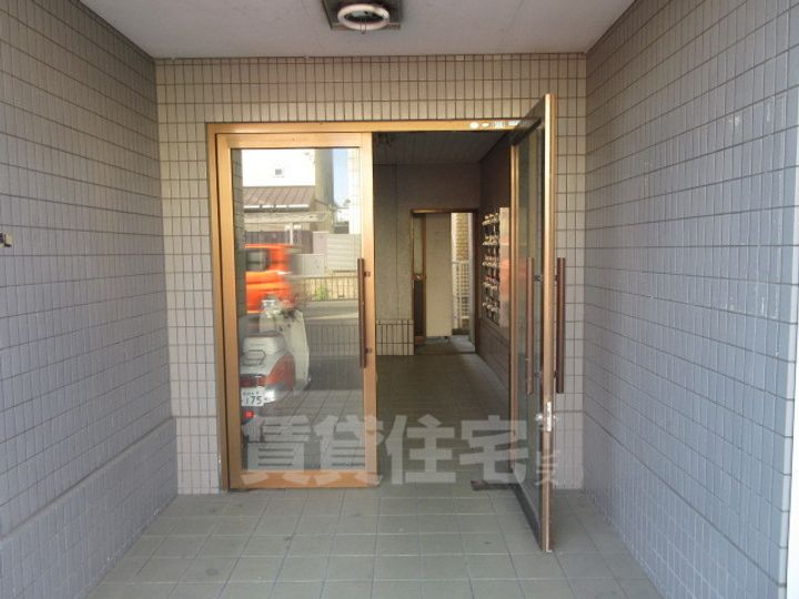 メゾン尾井の玄関