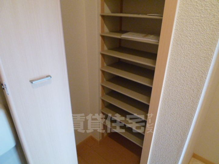 大阪府堺市堺区南旅篭町東2丁の賃貸アパートの玄関