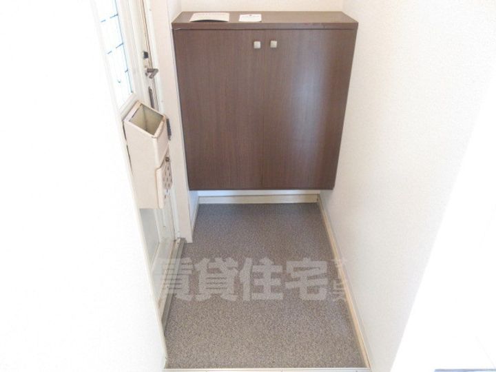 大阪府堺市西区鳳東町7丁の賃貸アパートの玄関