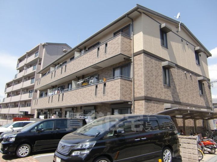 大阪府豊中市西泉丘1丁目の賃貸アパートの外観