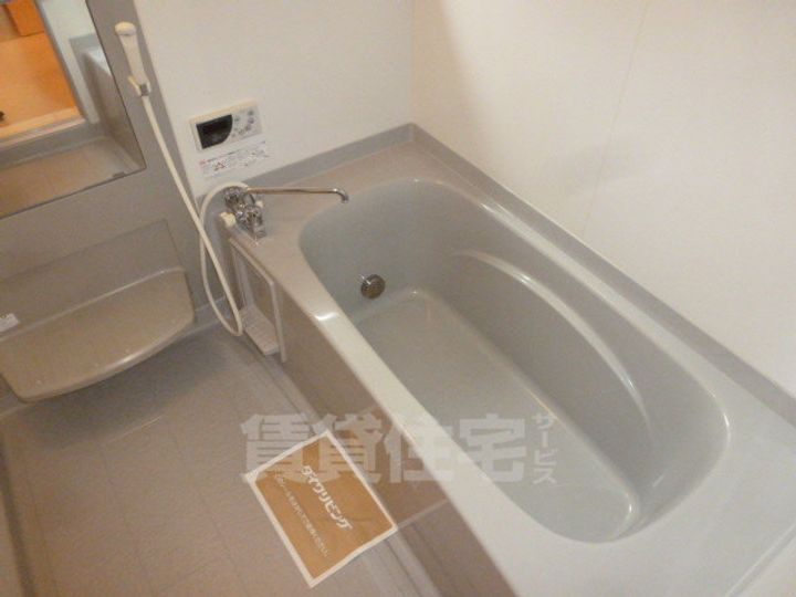 大阪府豊中市西泉丘1丁目の賃貸アパートの風呂
