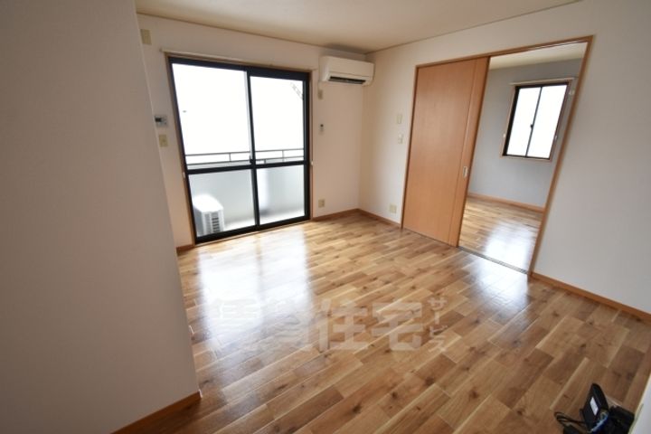 大阪府泉大津市板原町1丁目の賃貸アパートの居間