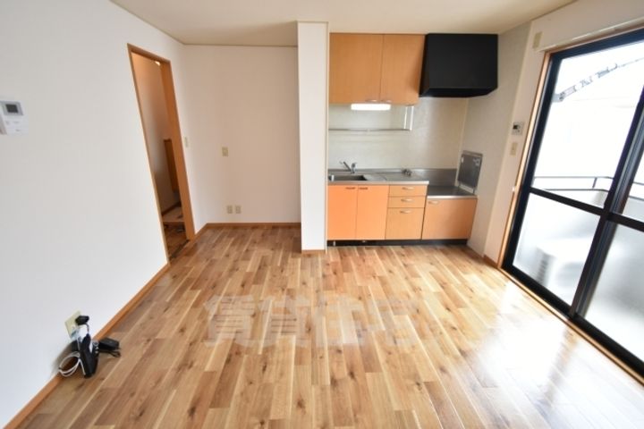 大阪府泉大津市板原町1丁目の賃貸アパートの居間