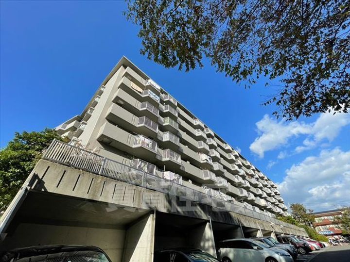 藤和コアティ高槻ハイタウンA棟の外観