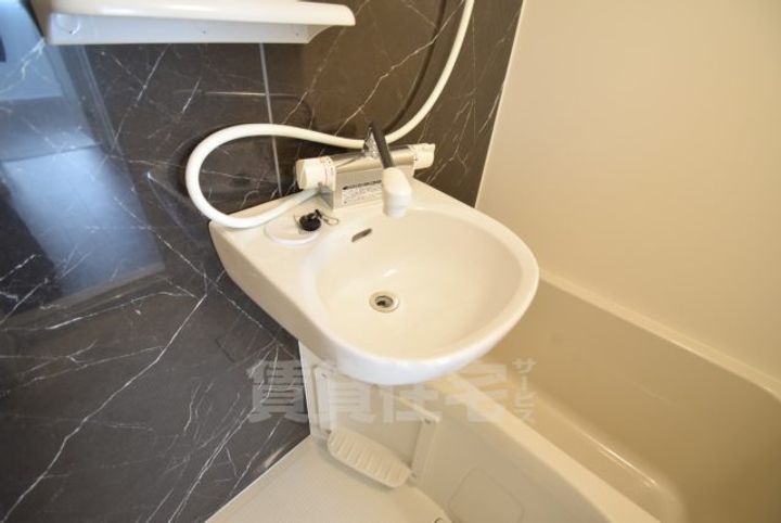 大阪府茨木市上中条2丁目の賃貸マンションの内装