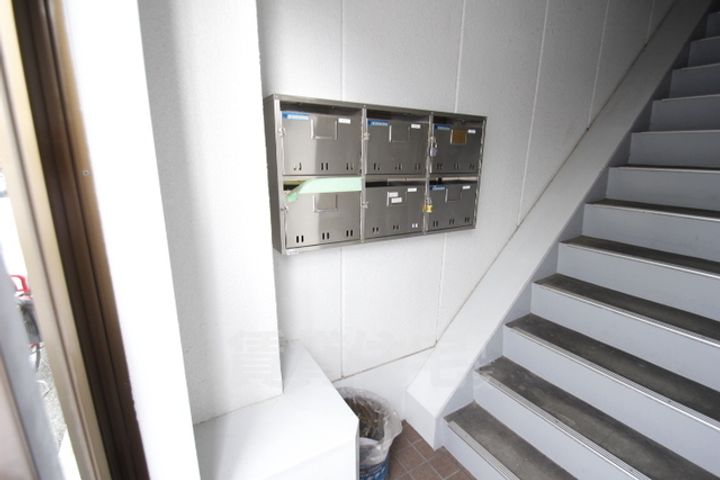 新在家マンションの玄関