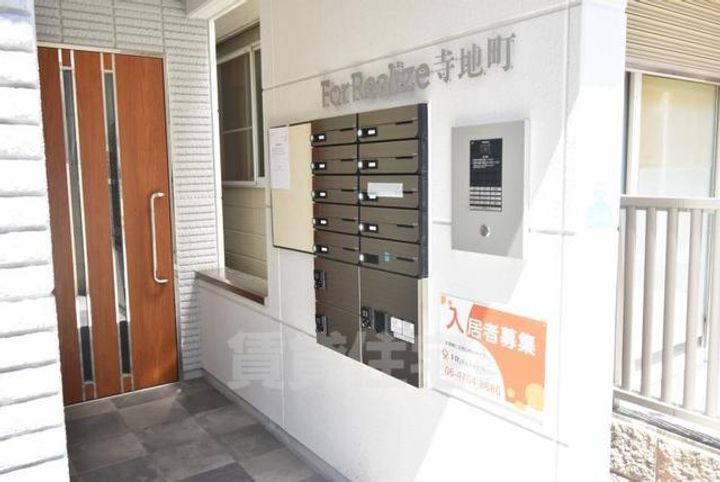 大阪府堺市堺区寺地町西3丁の賃貸アパートの玄関
