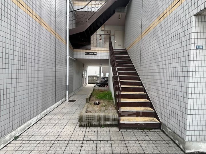 大阪府茨木市小柳町の賃貸マンションの玄関