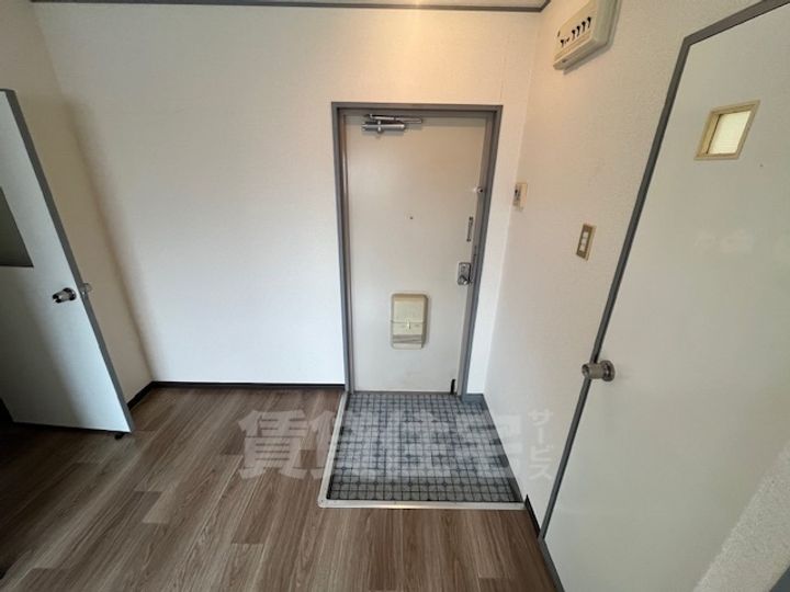 大阪府茨木市小柳町の賃貸マンションの玄関