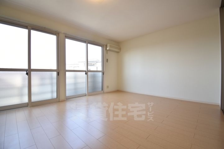 大阪府堺市中区八田北町の賃貸アパートの居間