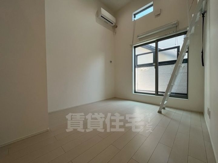大阪府堺市堺区昭和通2丁の賃貸アパートの居間