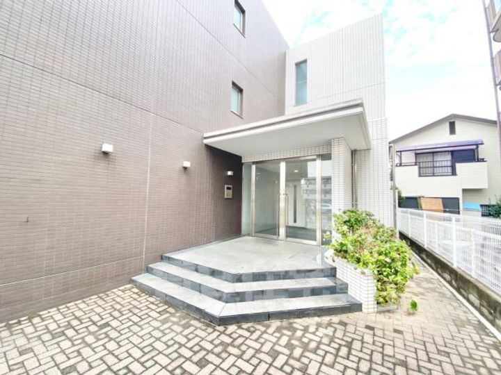 大阪府摂津市千里丘東5丁目の賃貸マンションの玄関