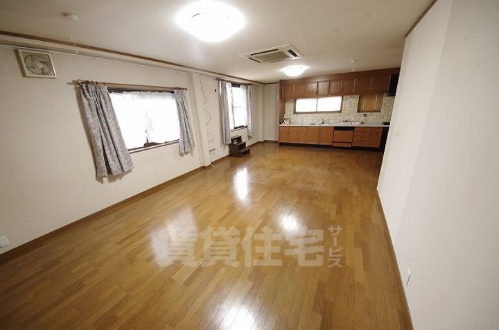 鷹殿町25-17貸家の居間
