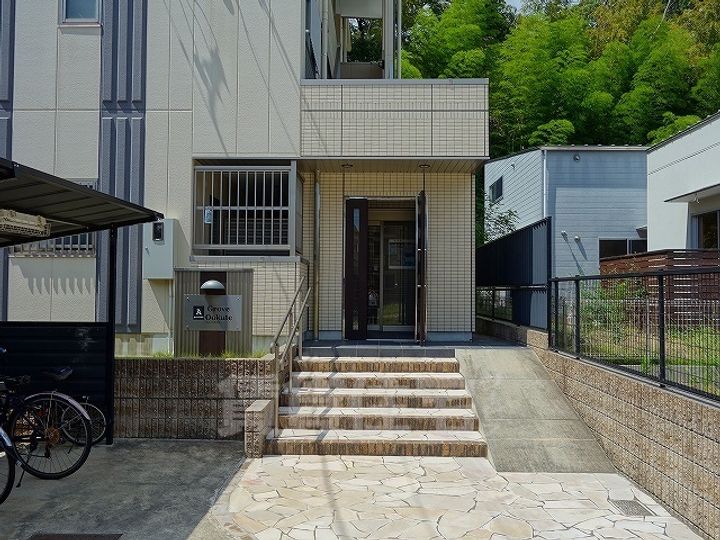 グローヴ大久手A棟の玄関