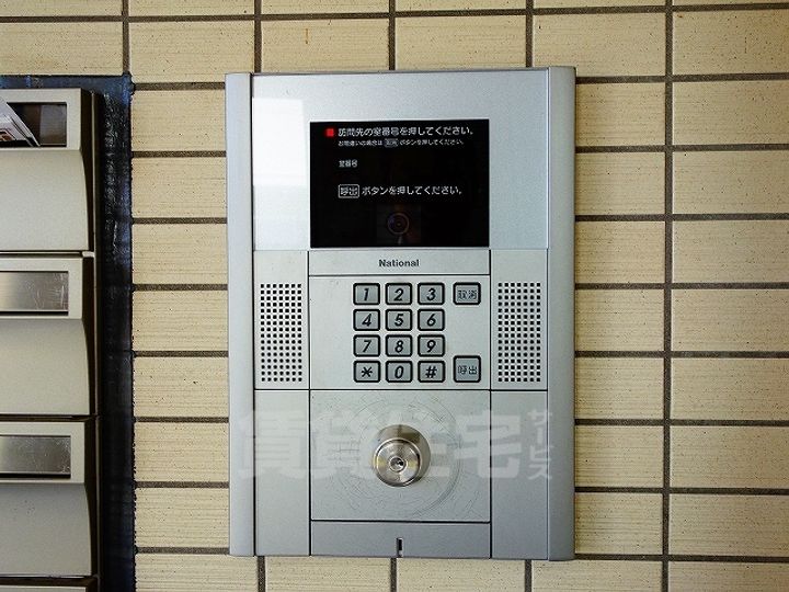 グローヴ大久手A棟の玄関