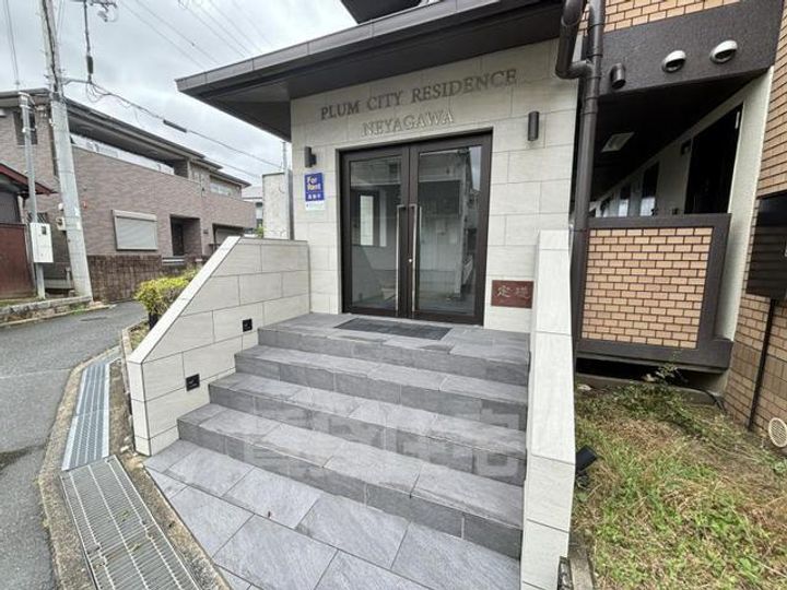 PLUM CITY RESIDENCE NEYAGAWA (ジュネスFUJI) の玄関