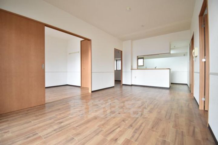 大阪府茨木市寺田町の賃貸マンションの居間