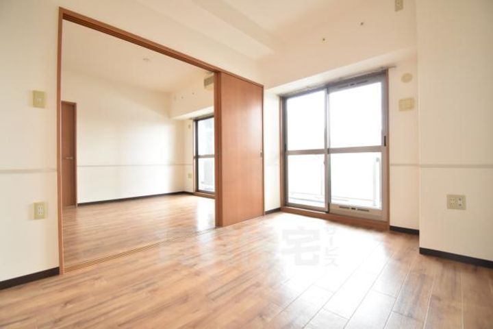 大阪府茨木市寺田町の賃貸マンションの居間